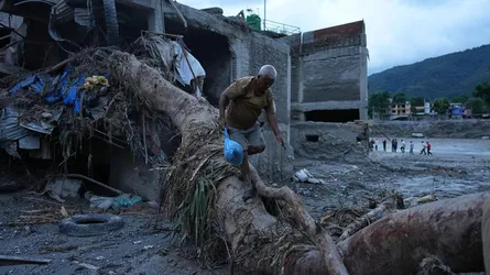 নেপাল-তিব্বতে বন্যায় মৃত্যু বেড়ে ৯৫৫