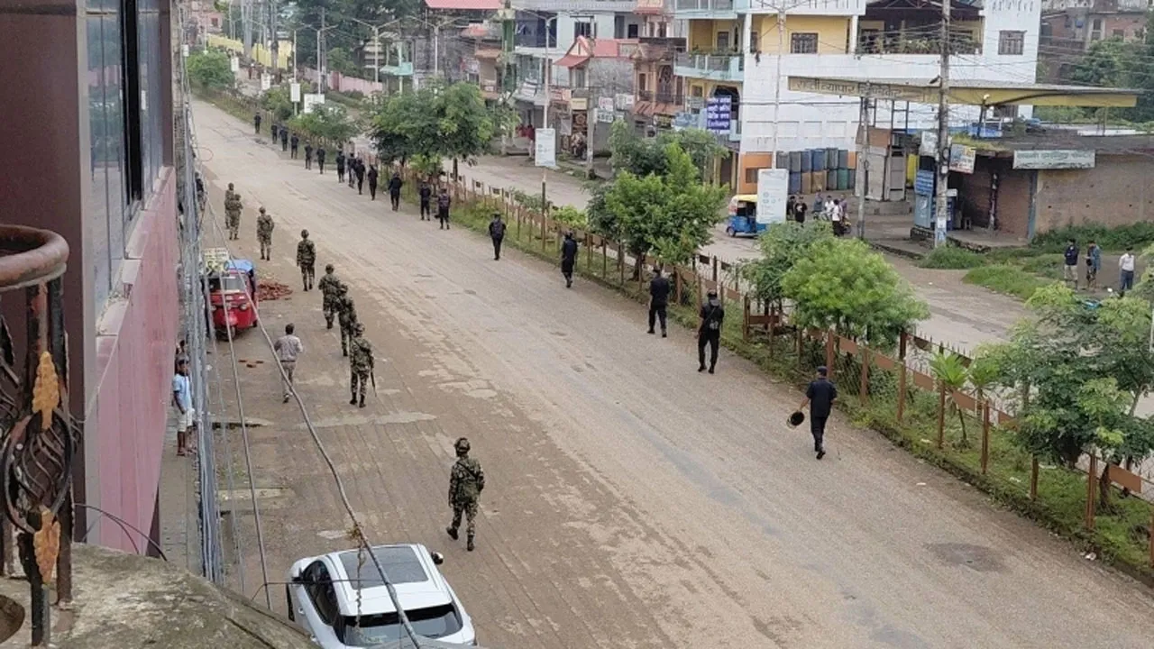 নেপালে সহিংসতা বন্ধে যান চলাচলে নিষেধাজ্ঞা, বৃহস্পতিবার থেকে কারফিউ