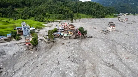 নেপাল-চীনে বন্যায় মৃত্যু বেড়ে ১৩৯৮, নিখোঁজ ৫৫০০