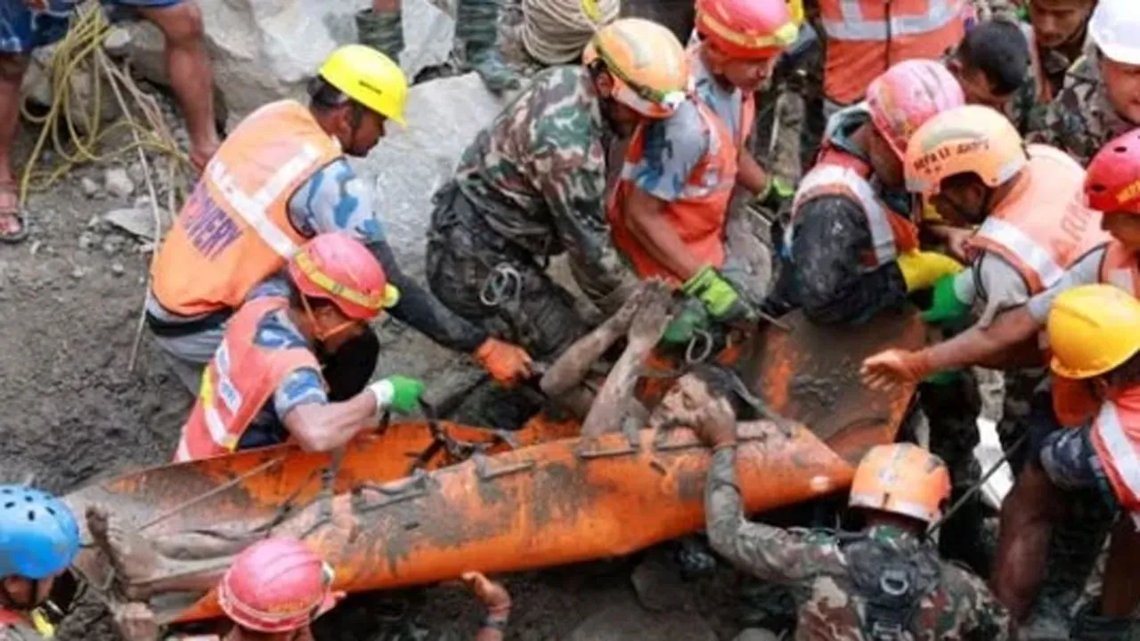 নেপালে বন্যা : এক সপ্তাহ পর সুড়ঙ্গ থেকে ২ শ্রমিককে জীবিত উদ্ধার