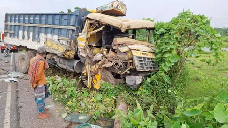 পূর্বধলায় ২ ট্রাকের মুখোমুখি সংঘর্ষে নিহত ১