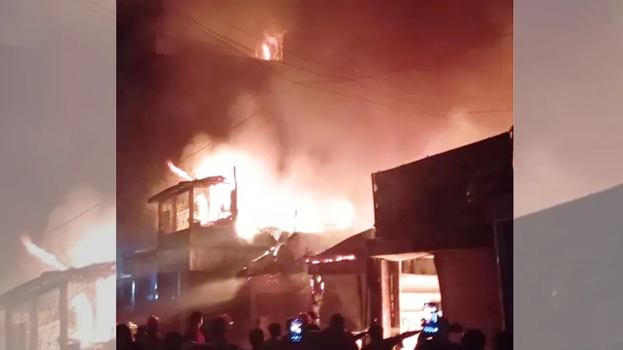 নেত্রকোনায় আগুনে পুড়ল ৬ দোকান ও ৩ বাসা