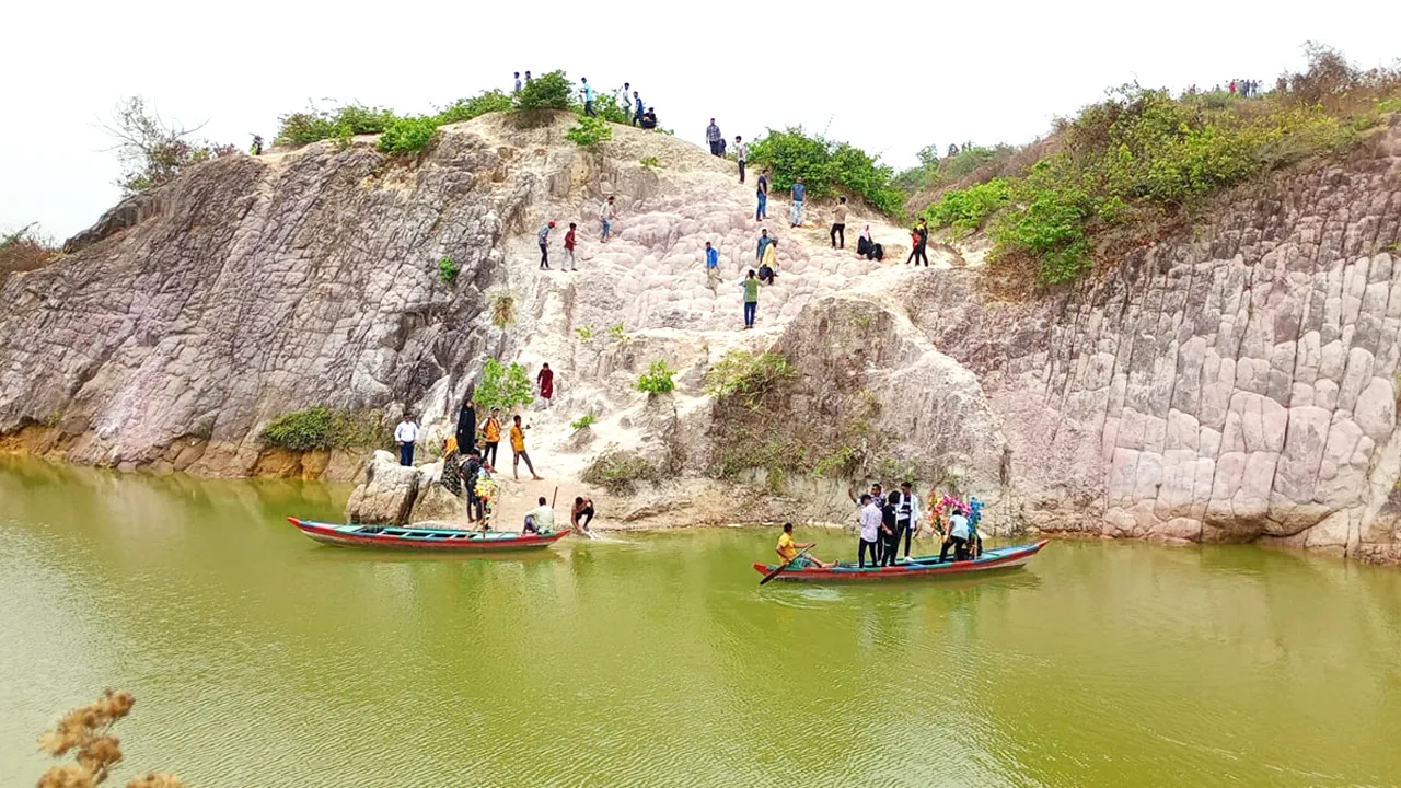নেত্রকোনায় পর্যটকদের উপচে পড়া ভিড়