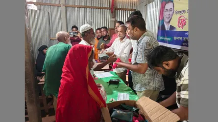 নেত্রকোনায় ফ্রি চক্ষু অপারেশনের পর বিনামূল্যে চশমা বিতরণ