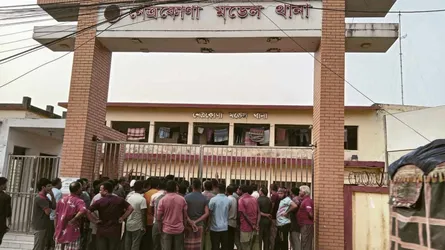 নেত্রকোনায় খেলাফত শ্রমিক আন্দোলনের নেতাকে ছাড়িয়ে নিতে থানা ঘেরাও