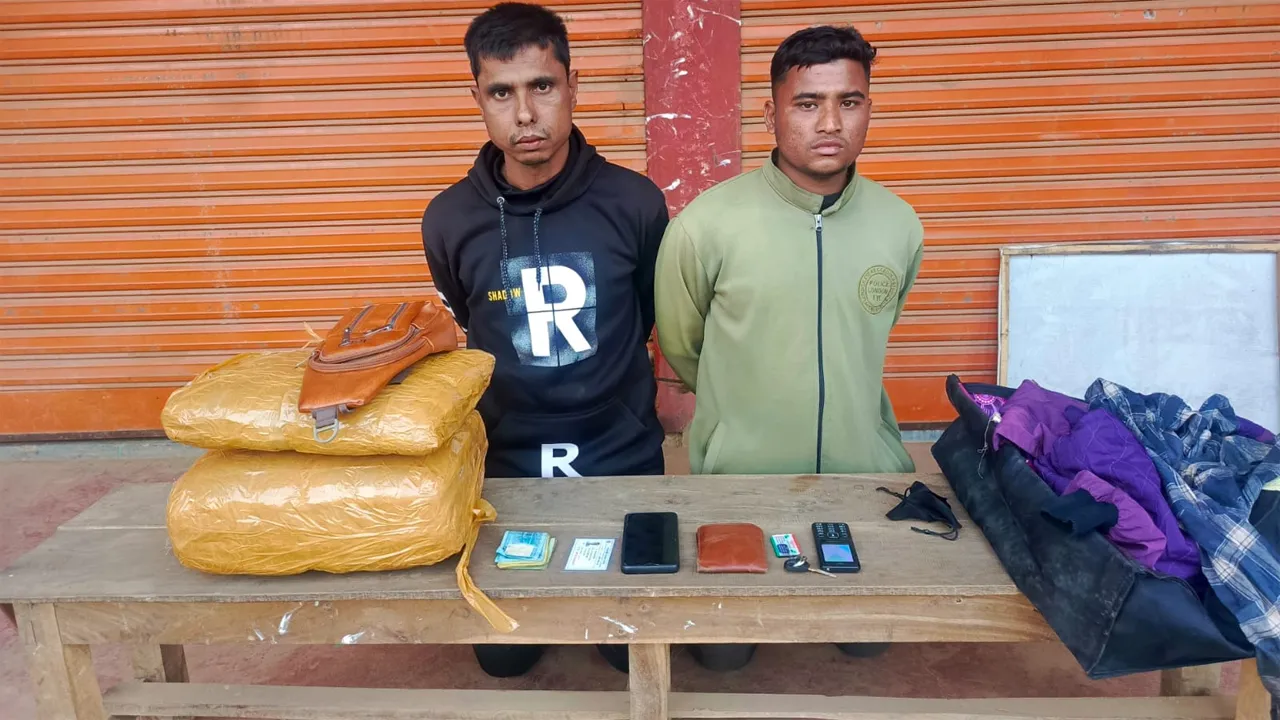 মোহনগঞ্জে ৬ কেজি গাঁজাসহ ২ যুবক গ্রেফতার