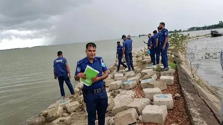 মোহনগঞ্জের চিয়াডুবি বাঁধের চুরি যাওয়া ব্লক উদ্ধার শুরু