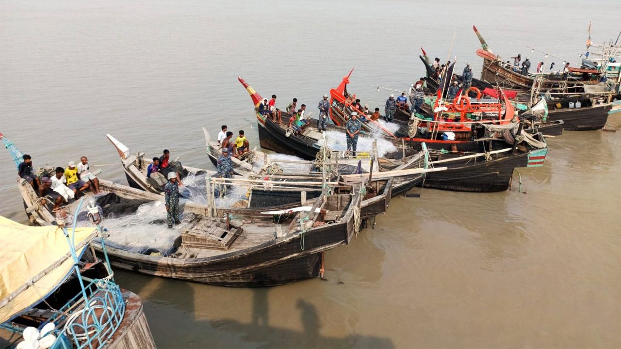 নৌবাহিনীর অভিযানে ১৮ কোটি টাকার অবৈধ জাল ও মাছসহ ১২ নৌকা আটক