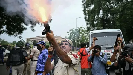 দিল্লিতে বিক্ষোভকারীদের ছত্রভঙ্গ করতে পুলিশের অভিযান, দফায় দফায় সংঘর্ষ
