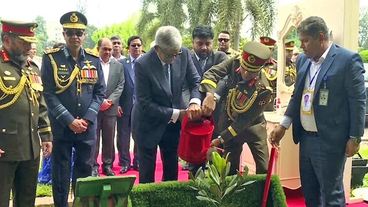 জাতীয় স্মৃতিসৌধে ‘উদয়পদ্ম’ গাছ রোপণ করলেন নতুন রাষ্ট্রপতি
