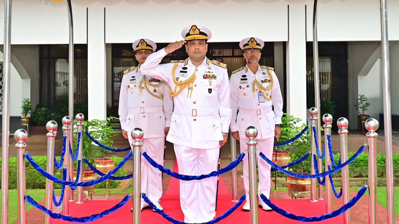 Newly-appointed-Navy-Chief-pays-tribute-to-Shikha-Anirban