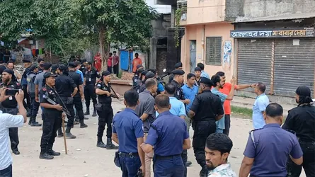 নারায়ণগঞ্জে আসামি ধরতে গিয়ে হামলার শিকার র‍্যাব