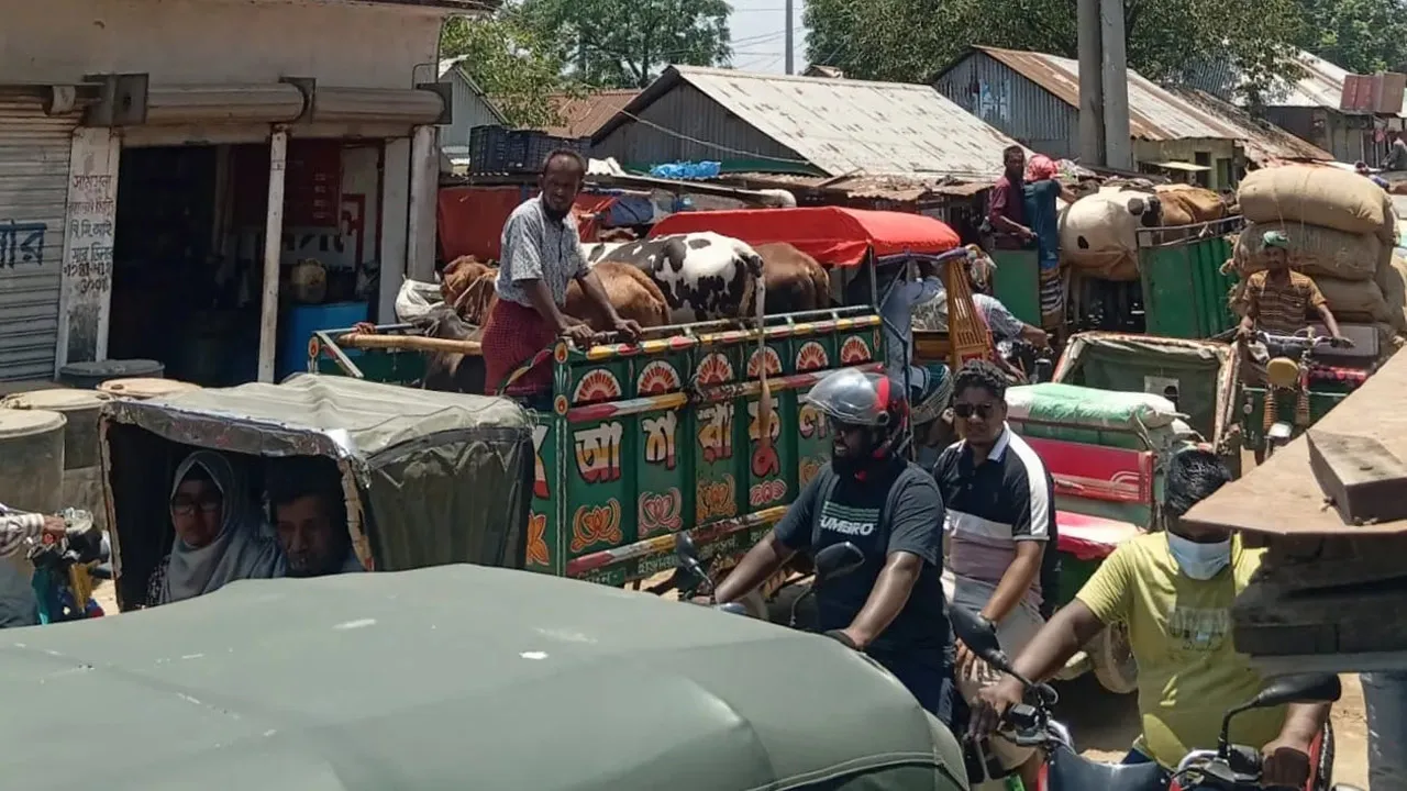 অপরিকল্পিত রাস্তাই পর্যটকদের ভোগান্তির কারণ হয়ে দাঁড়িয়েছে