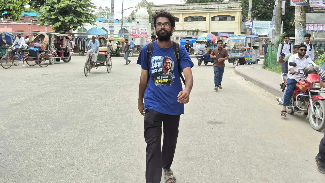 পরিবেশ রক্ষার বার্তা নিয়ে টেকনাফ থেকে তেঁতুলিয়া হাঁটছেন ফাহিম