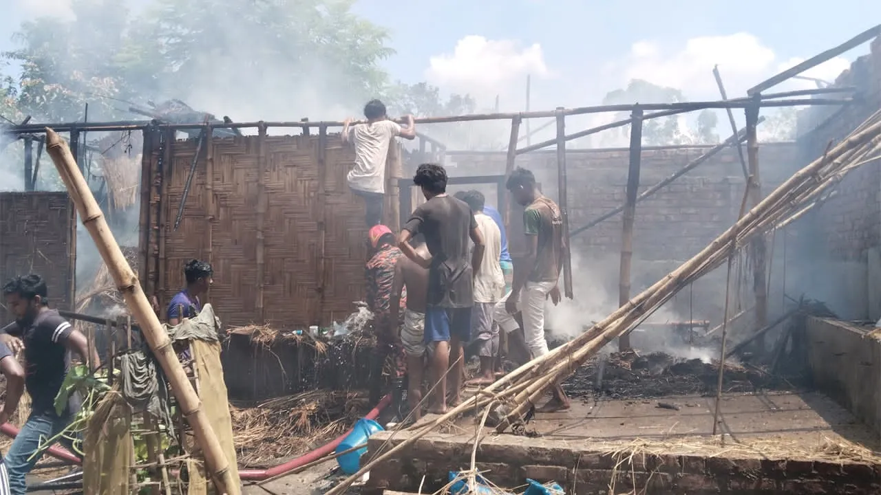 সৈয়দপুরে আগুনে পুড়ল ৪ বসতঘর