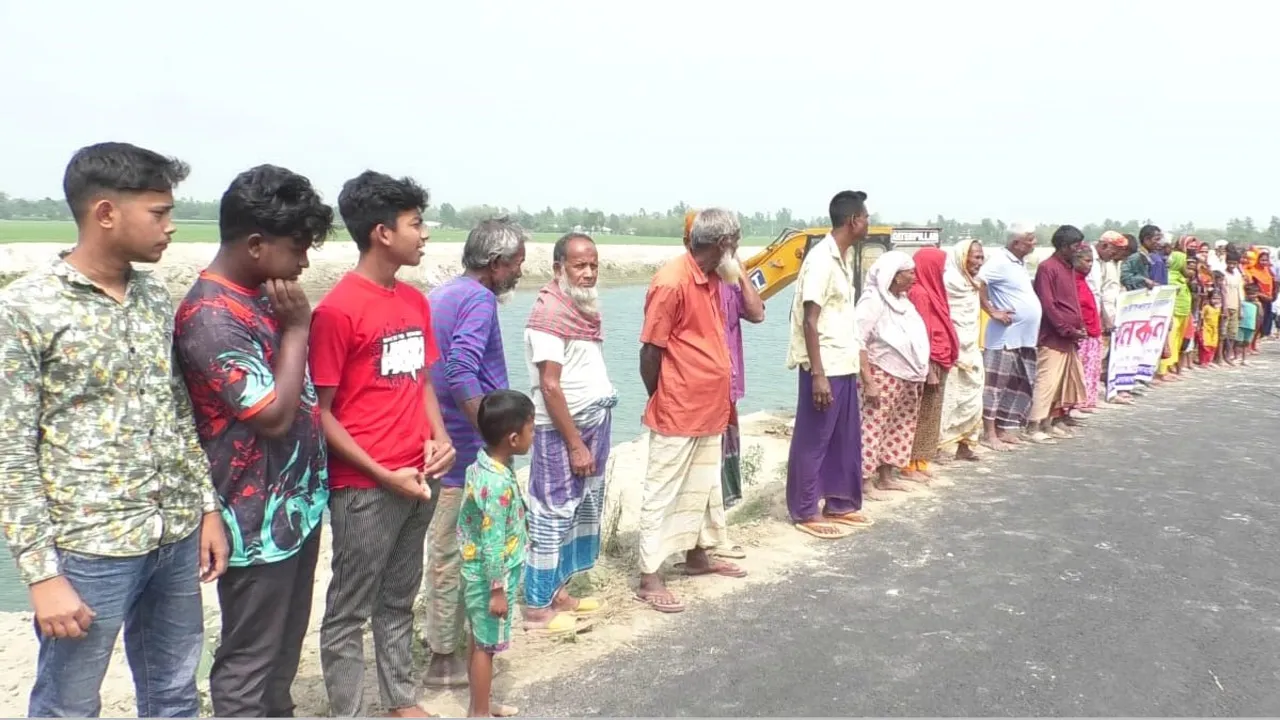 সেচখালের সংস্কার ও সড়ক মেরামত কাজে অনিয়মের প্রতিবাদে মানববন্ধন