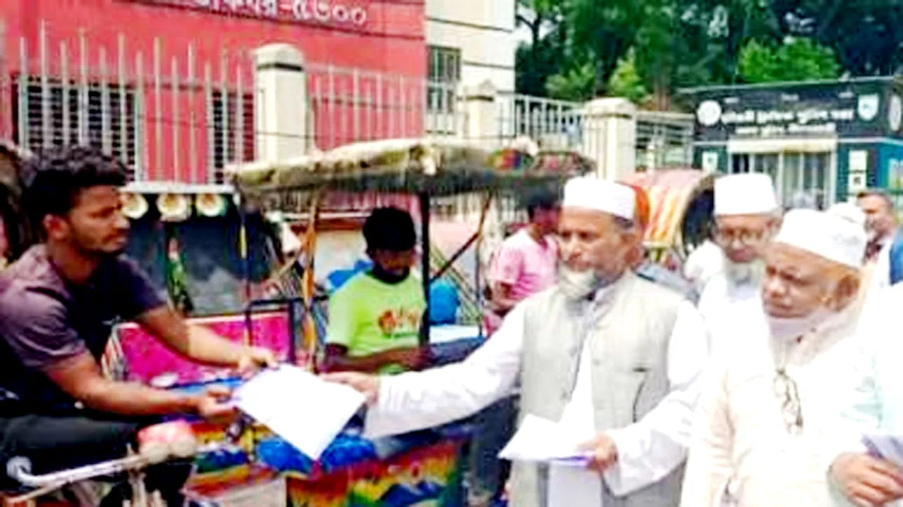 গণভোটের রায় বাস্তবায়নের দাবিতে নীলফামারীতে জামায়াতের লিফলেট বিতরণ