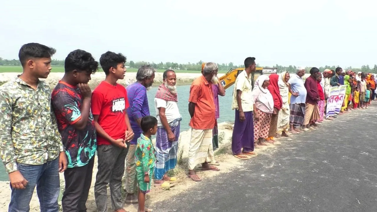 নীলফামারীর কিশোরগঞ্জে সেচখাল সংস্কারে অনিয়মের প্রতিবাদে মানববন্ধন