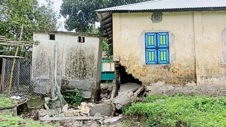 নীলফামারীতে প্রাথমিক বিদ্যালয়ের ক্লাসরুমে ধস, শিক্ষার্থীদের পড়াশোনা ব্যাহত