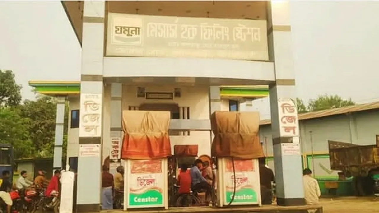 জ্বালানি তেল সঙ্কট : পাম্প বন্ধ, খুচরা বাজারে ৩ গুণ দামে বিক্রি