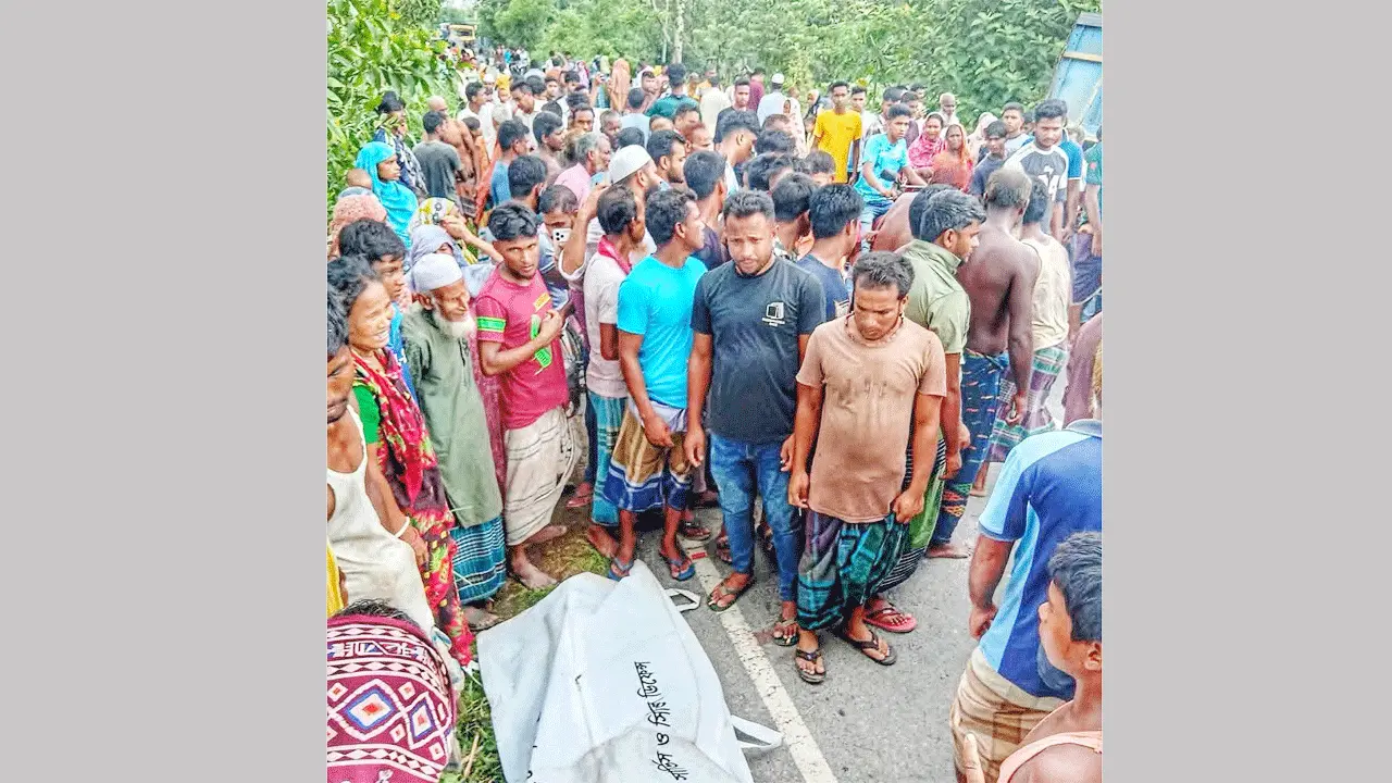 নীলফামারীতে অটোভ্যানে ট্রাকের ধাক্কা, একই পরিবারের তিনজনসহ নিহত ৪