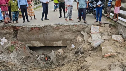 কিশোরগঞ্জে বেলতলী ব্রীজের সংযোগ সড়কে ধস, যান চলাচল বন্ধ