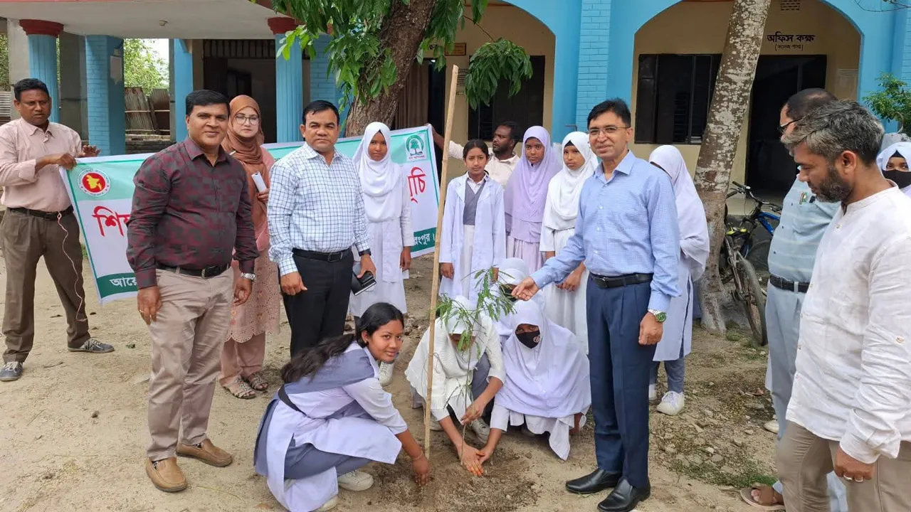 নীলফামারীতে শিক্ষা প্রতিষ্ঠানে বৃক্ষরোপণ কর্মসূচি শুরু