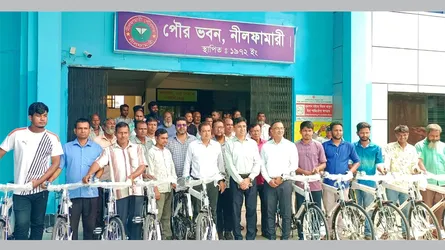 নীলফামারী পৌরসভার কর্মীদের মাঝে বাইসাইকেল বিতরণ