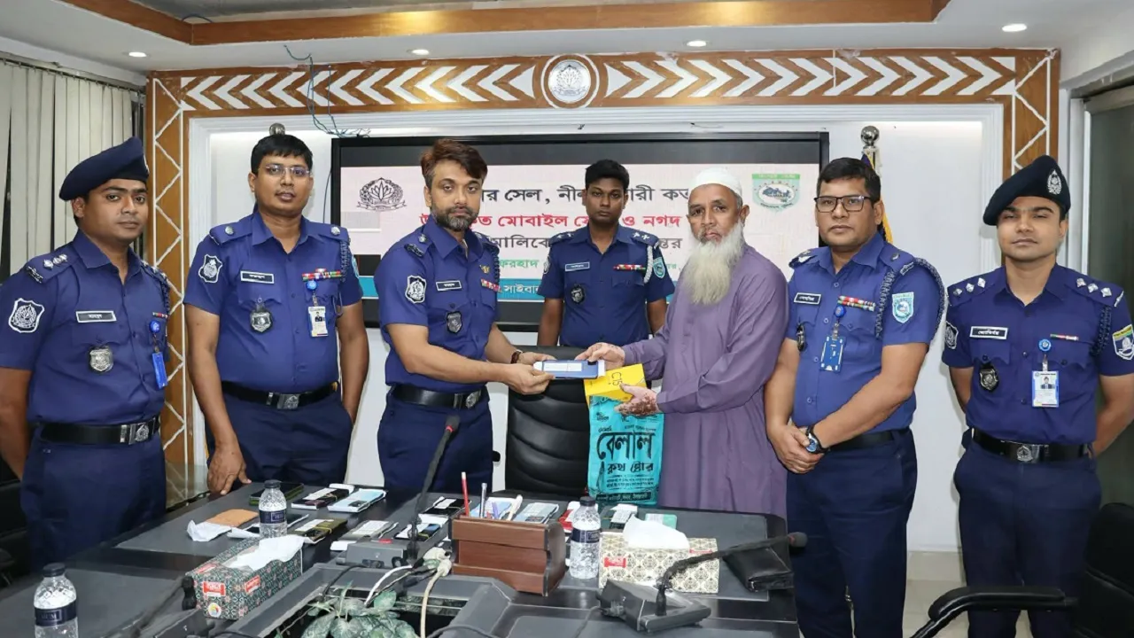 নীলফামারীতে সাইবার সেল গঠনের দেড় মাসেই হারানো ২০ মোবাইল উদ্ধার