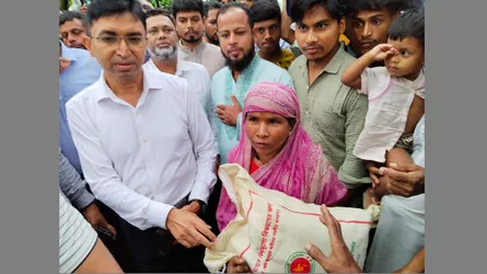 কিশোরগঞ্জে টর্নেডোর আঘাতে ক্ষতিগ্রস্ত পরিবারের পাশে জেলা প্রশাসক