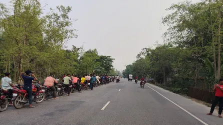 নীলফামারীর ফিলিং স্টেশনগুলোতে বাইকারদের দীর্ঘ সারি