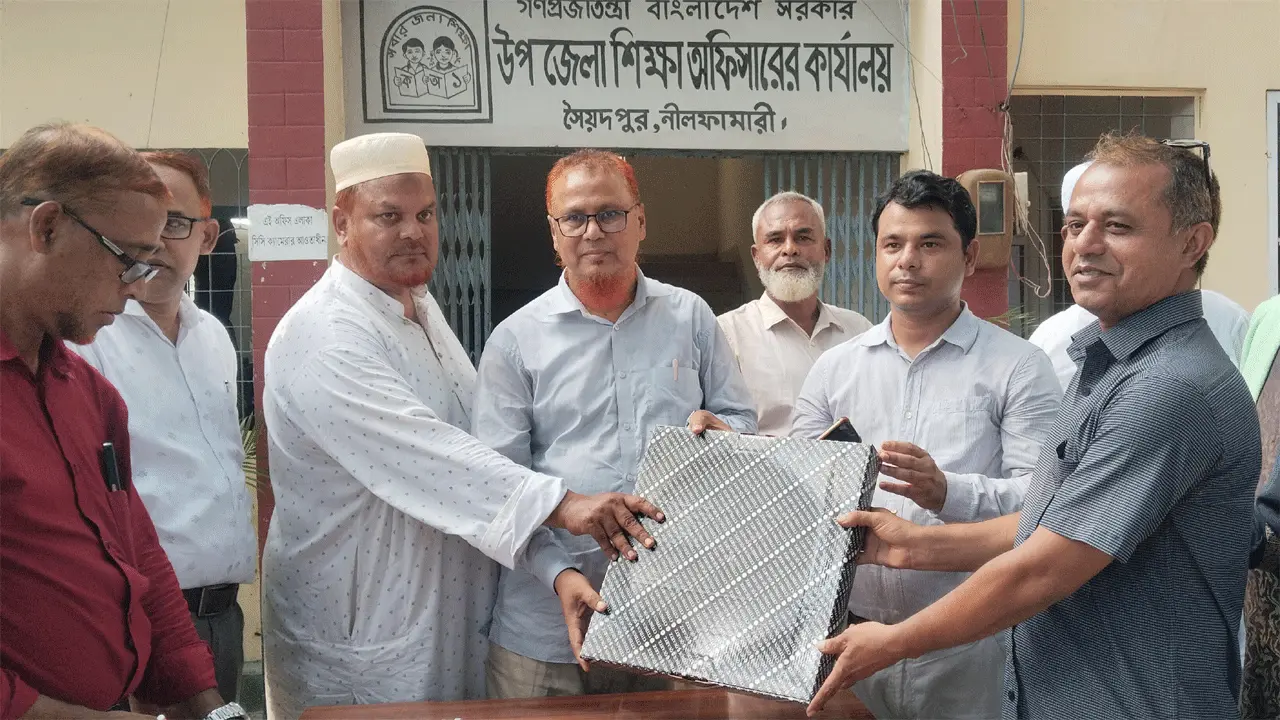 সৈয়দপুরে ৭৬ সরকারি প্রাথমিক বিদ্যালয়ে দেওয়াল ঘড়ি উপহার এমপির