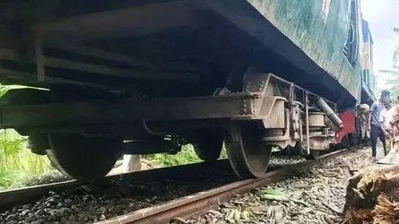 নীলফামারীতে ইঞ্জিন লাইনচ্যুত, সাড়ে ৫ ঘণ্টা পর ট্রেন চলাচল স্বাভাবিক