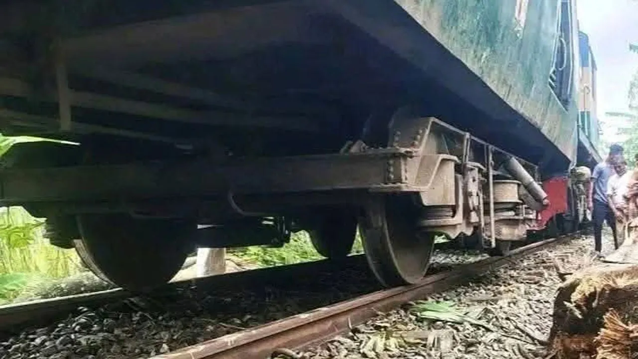 নীলফামারীতে ইঞ্জিন লাইনচ্যুত, সাড়ে ৫ ঘণ্টা পর ট্রেন চলাচল স্বাভাবিক