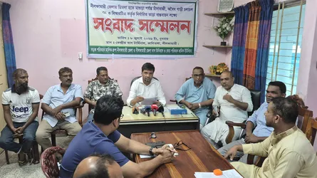 নীলফামারীতে সড়কে চাঁদাবাজি বন্ধ ও বিআরটিএর নির্ধারিত ভাড়া বাস্তবায়নের দাবি