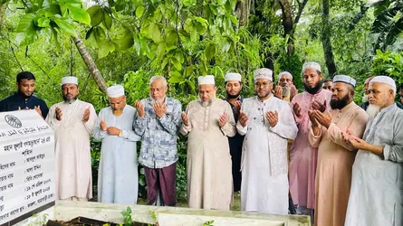 নোয়াখালীতে জুলাই শহীদদের কবর জিয়ারত জামায়াত নেতার