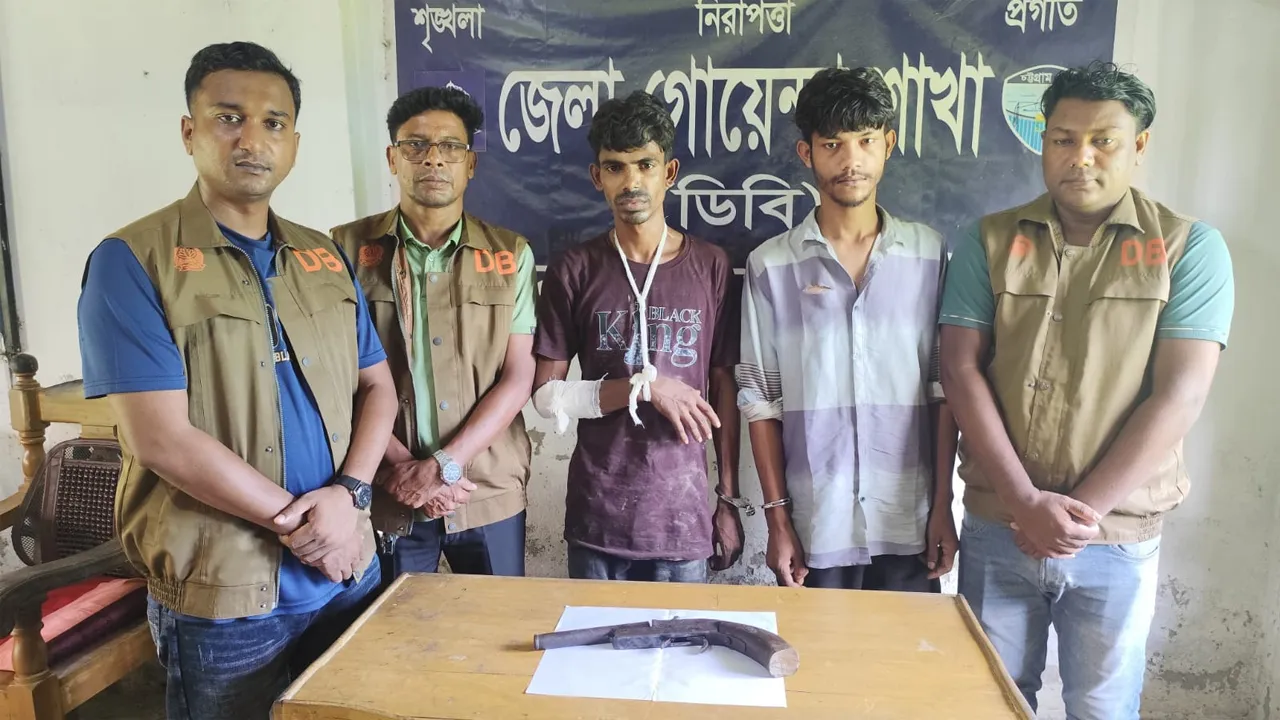 নোয়াখালীতে অস্ত্রসহ দুই যুবক গ্রেফতার