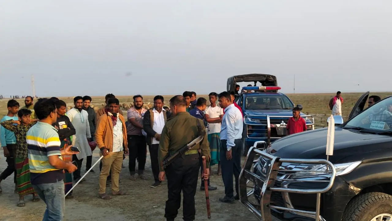 হাতিয়ায় চরের খাস জমি দখলের চেষ্টা, প্রশাসনের হাতে আটক ২