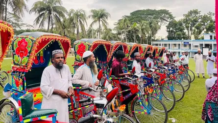 অসহায়দের মাঝে ‎মির্জাগঞ্জ সমাজকল্যাণ ফাউন্ডেশনের ১৪টি অটোরিকশা বিতরণ