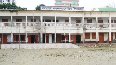 নোয়াখালীতে বিদ্যালয়ের প্রধান শিক্ষকের বিরুদ্ধে কোটি টাকার দুর্নীতির অভিযোগ