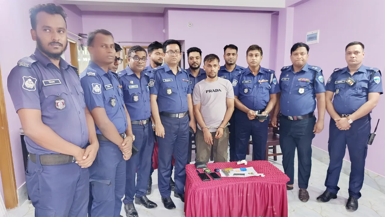নোয়াখালীতে প্রবাসীর স্ত্রীর বুকে পিস্তল ঠেকিয়ে চাঁদা দাবি, গ্রেফতার ১