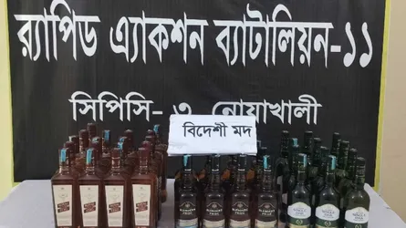 নোয়াখালীতে বিদেশী মদসহ ১১ মামলার আসামি গ্রেফতার