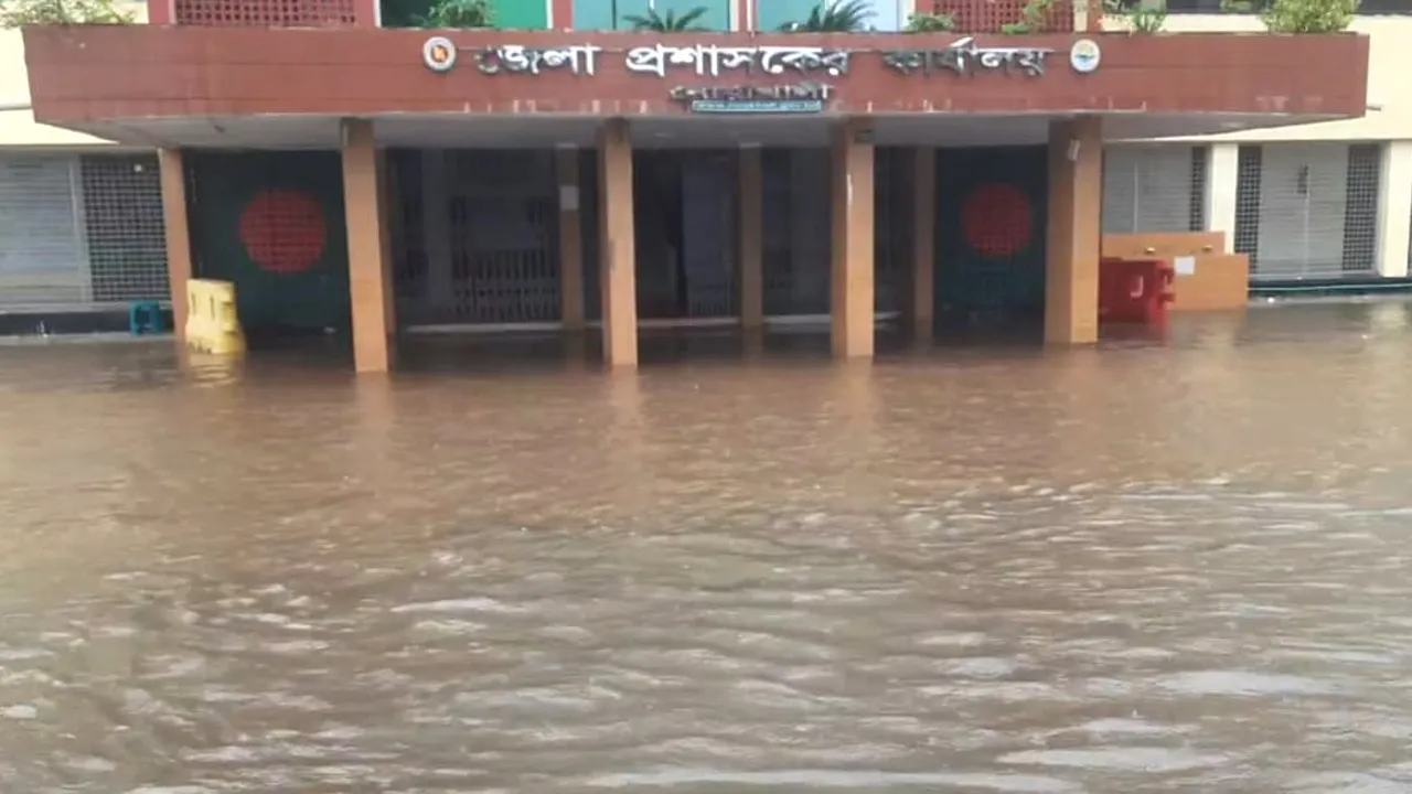 ভারী বর্ষণে তলিয়ে গেছে নোয়াখালী জেলা শহর