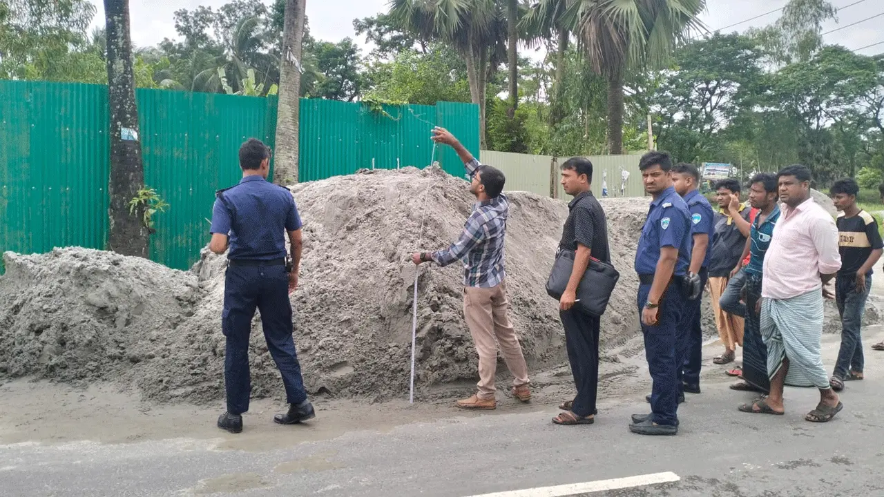 বেগমগঞ্জে সড়ক দখল করে বালি রাখায় জরিমানা