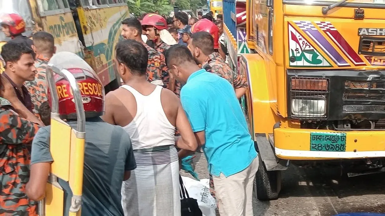 নোয়াখালীতে নিয়ন্ত্রণ হারানো সিএনজিকে ট্রাকের চাপা, নিহত ৬