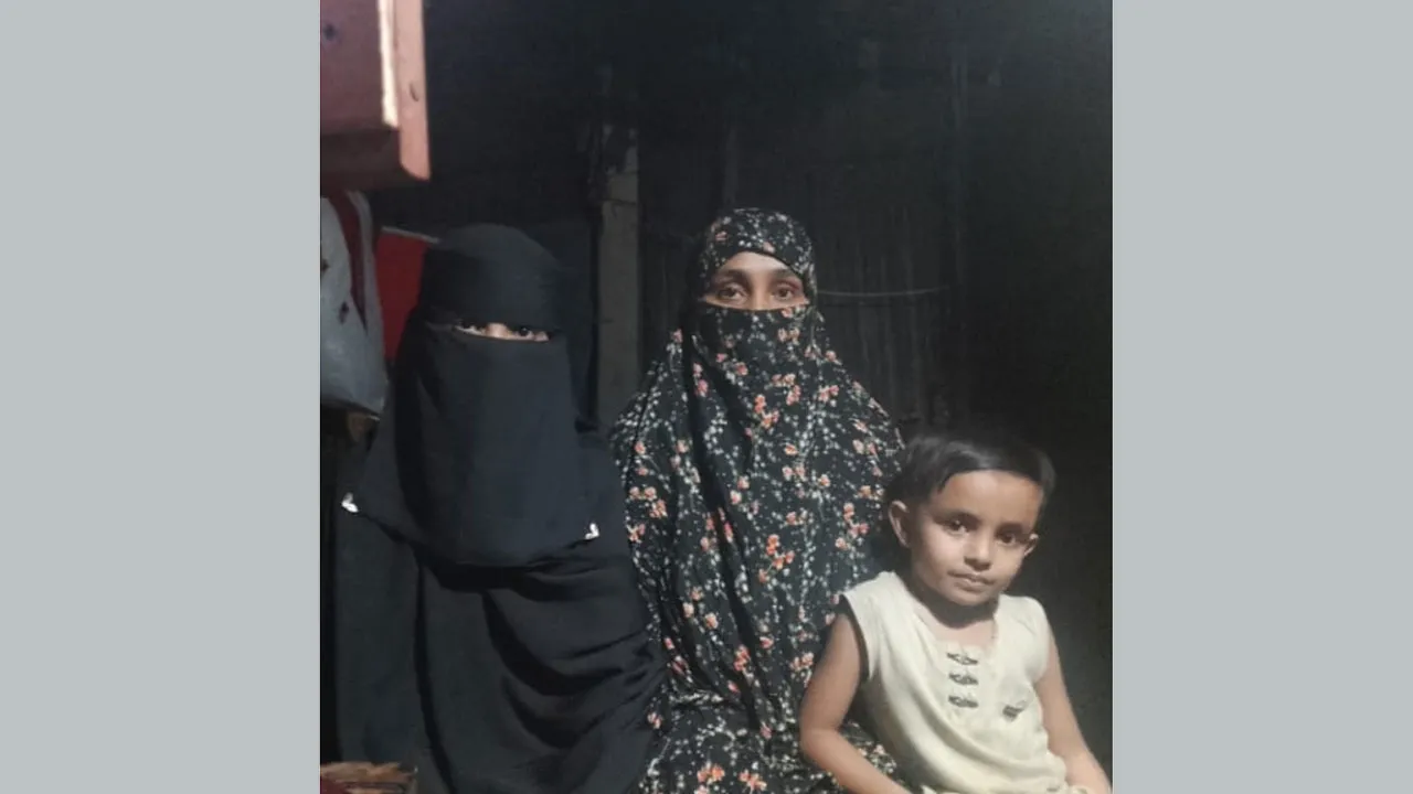 ৩ সন্তান নিয়ে অসহায় নোয়াখালীর বিধবা নারী ফাহামিদা