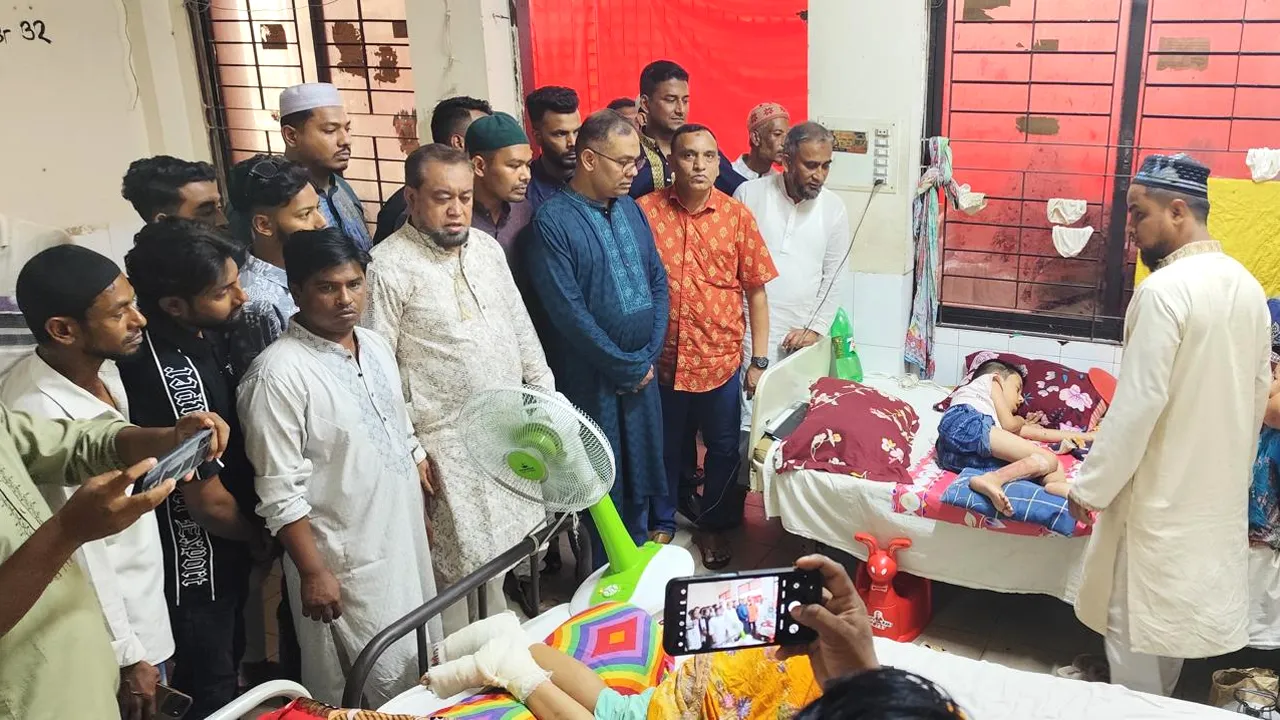 নোয়াখালীতে যুবলীগের হামলায় আহত বিএনপি নেতার পাশে কেন্দ্রীয় নেতা সায়েম