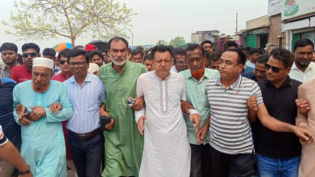ইটনায় 'সমন্বয়কের' চাপে ওসি বদলি, প্রতিবাদে বিএনপির থানা ঘেরাও