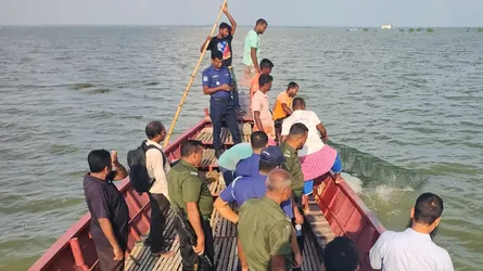নলডাঙ্গায় বিলে ভ্রাম্যমাণ আদালতের অভিযান, জাল ও নৌকা জব্দ