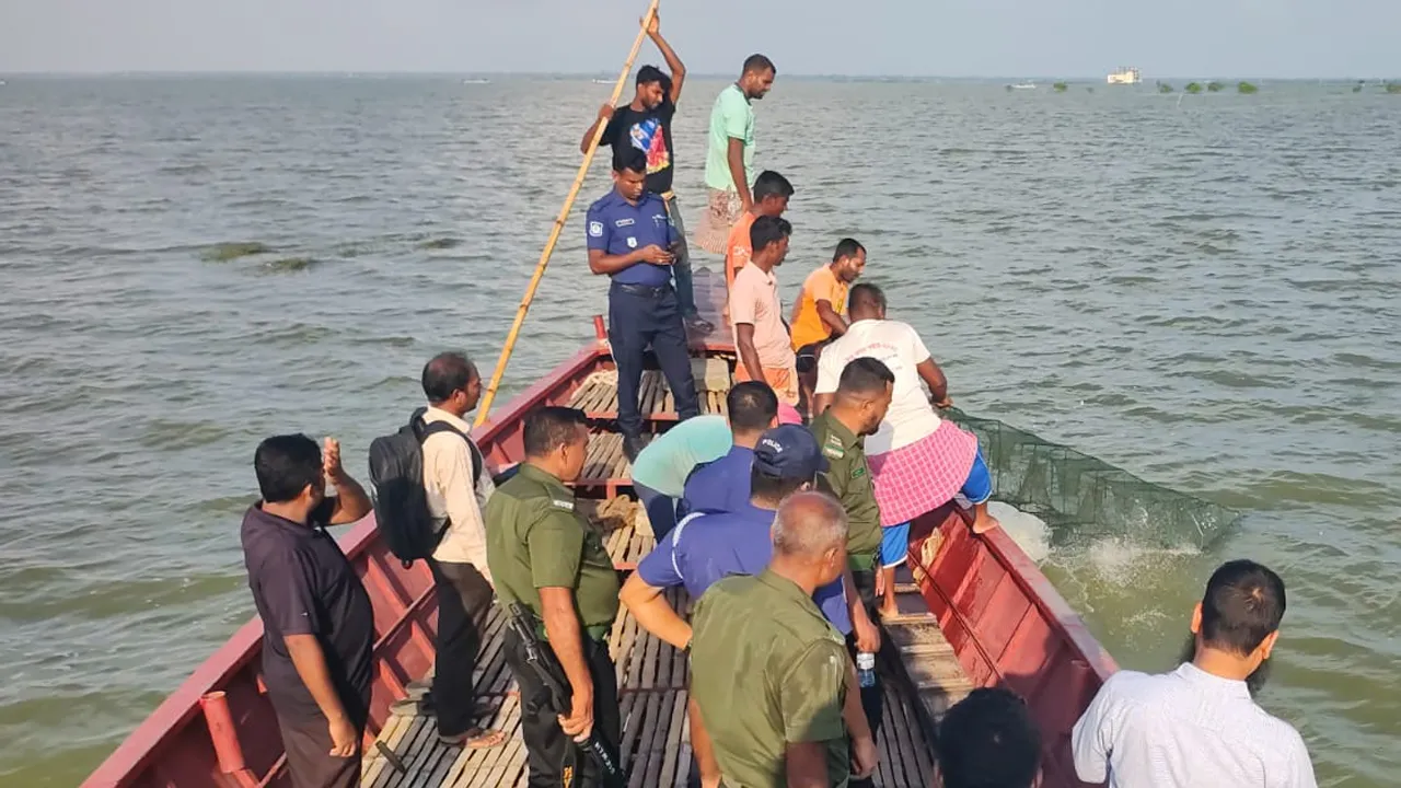 নলডাঙ্গায় বিলে ভ্রাম্যমাণ আদালতের অভিযান, জাল ও নৌকা জব্দ